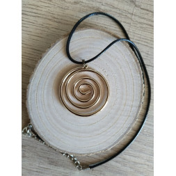 Pendentif en spirale dorée
