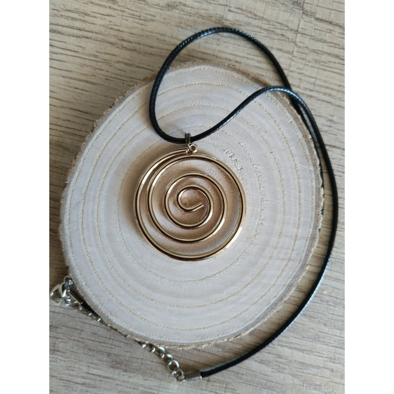 Pendentif en spirale dorée