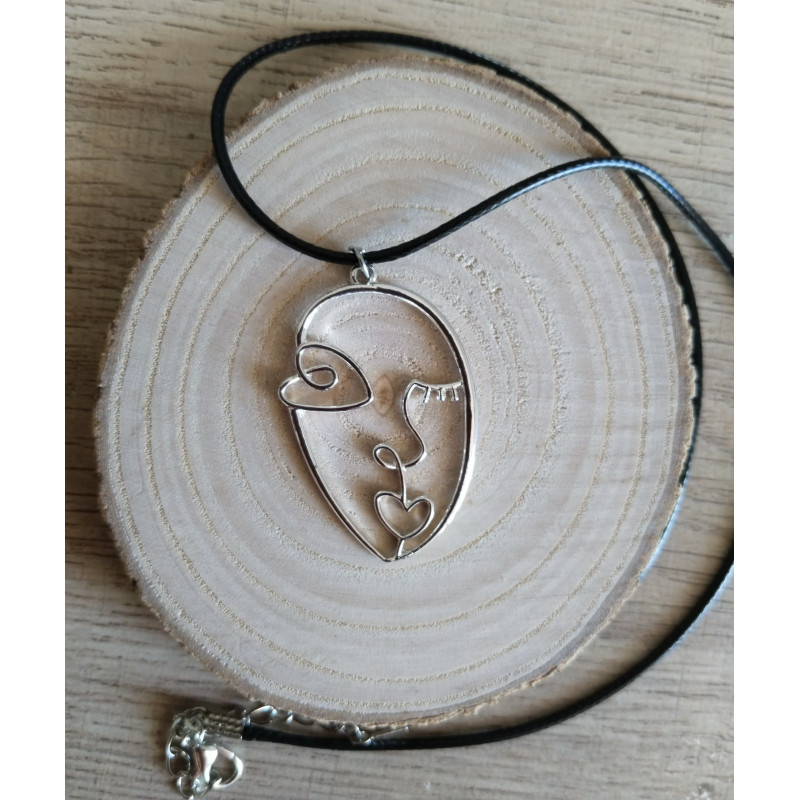 Collier portrait minimaliste de femme