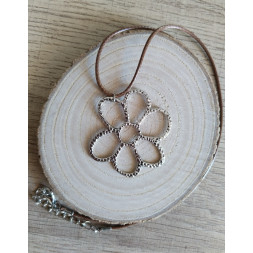 Collier belle fleur argentée