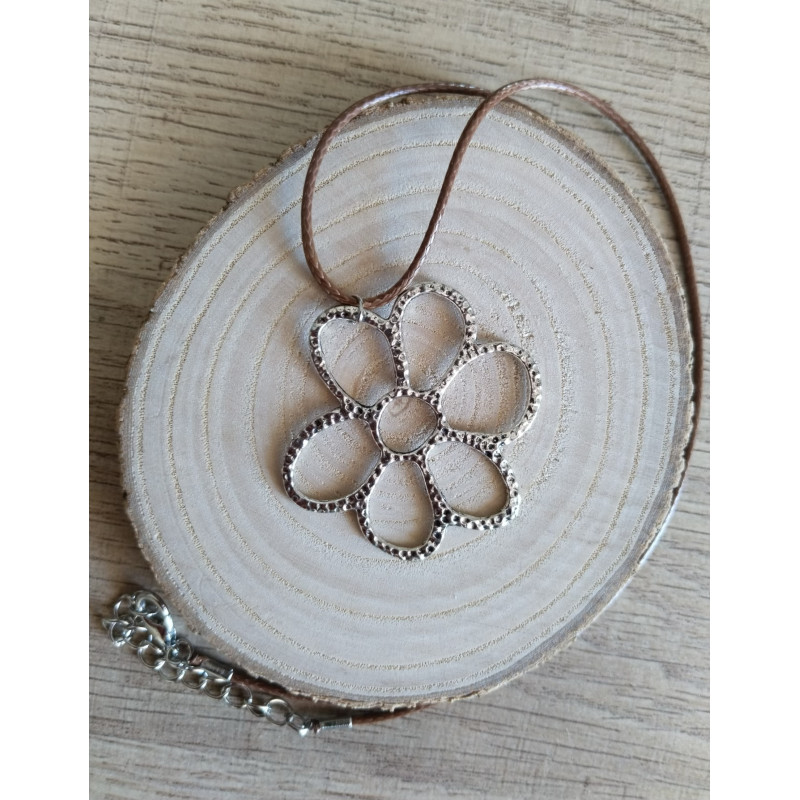 Collier belle fleur argentée