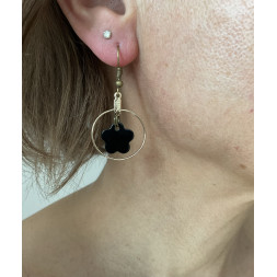 Boucle d’oreille petite fleur noire et dorée