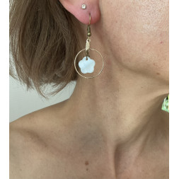 Boucle d’oreille en fleur blanche
