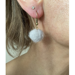 Boucle d’oreille pompon gris  clair très doux