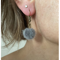 Boucle d’oreille pompon gris et doux