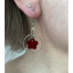 Boucle d’oreille en fleur bordeaux et dorée