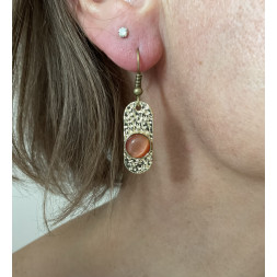 Boucle d’oreille dorée martelée avec des petits cabochons