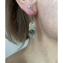 Boucle d’oreille dorée et asymétrique en bleu gris