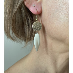 boucle d’oreille lame blanche et en dorée