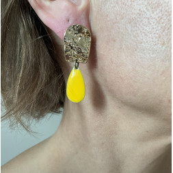 Boucle d’oreille en goutte jaune