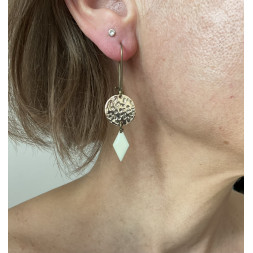 boucle d’oreille martelée et losange blanc