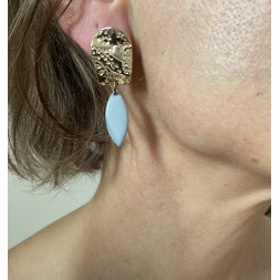 Boucle d’oreille goutte grise