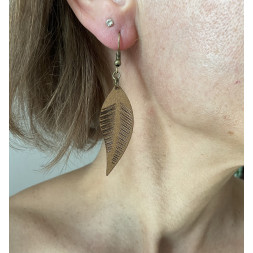 Boucle d’oreille en feuille et daim