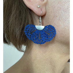 boucle d’oreille en daim et petite feuille
