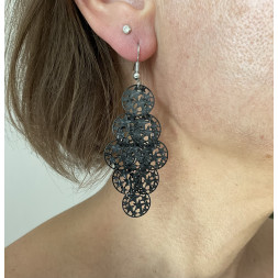 Boucle d’oreille avec des petites étoiles noires