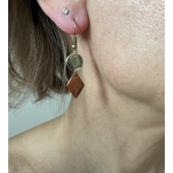 Boucle d’oreille asymétrique en doré et marron
