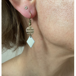 Boucle d’oreille moderne en doré et blanc
