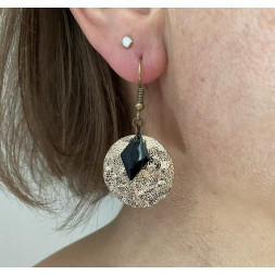Boucle d’oreille moderne en asymétrie