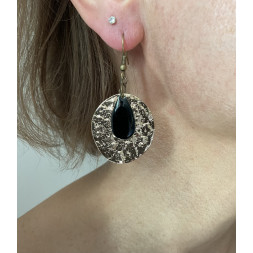 Boucle d’oreille dorée et noire