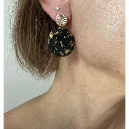 boucle d’oreille incrustée de feuilles d’or
