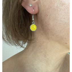 Boucle d’oreille jaune à l’heure