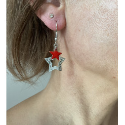 boucle d’oreille doublement étoilée en argenté et rouge