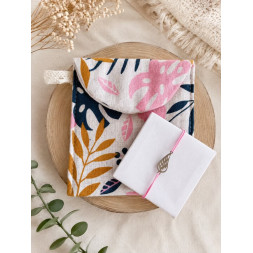 La pochette fleurie et le bracelet en plume