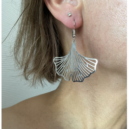 Boucle d’oreille grande feuille de Ginkgo argentée