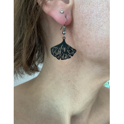 Boucle d’oreille feuille de ginkgo noire