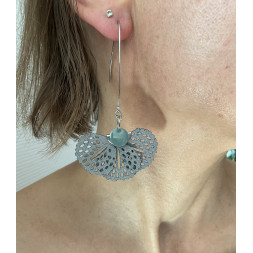 Boucle d’oreille feuille grise en daim