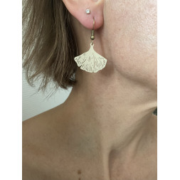 Boucle d’oreille feuille de ginkgo beige