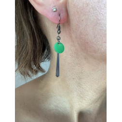Boucle d’oreille moderne en argenté et vert