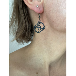 Boucle d’oreille cubique en gris foncé