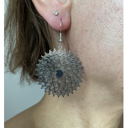 Boucle d’oreille ronde et argentée