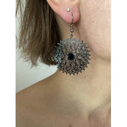 Boucle d’oreille ronde noire et façon Mandala