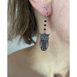 Boucle d’oreille argentée et petites perles