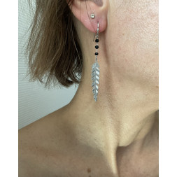 Boucle d’oreille plume allongée argentée