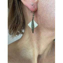 Boucle d’oreille bohème en bronze et blanc