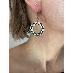 Boucle d’oreille moderne en noir et blanc