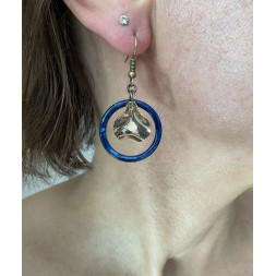 Boucle d’oreille avec une pétale dorée