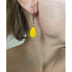 Boucle d’oreille en goutte jaune