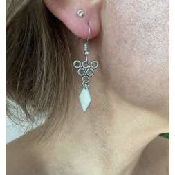 Boucle d’oreille en losange blanc