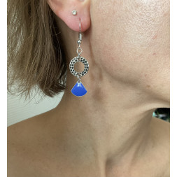 Boucle d’oreille bleu marine