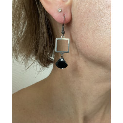 boucle d’oreille argentée et noire