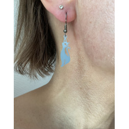 Boucle d’oreille chat allongé en gris