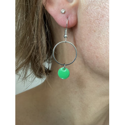 Boucle d’oreille ronde argentée et verte