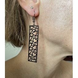 Boucle d’oreille en lame de cœurs noirs