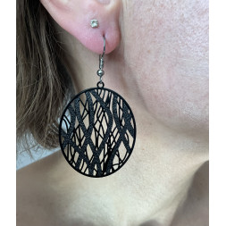Boucle d’oreille noire graphique
