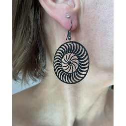 Boucle d’oreille noire hypnotique