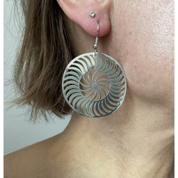 Boucle d’oreille argentée en spirale